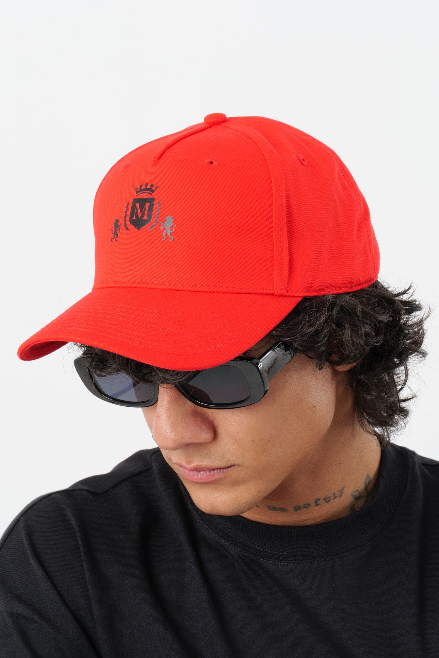 Gorra Roja con Logo Negro