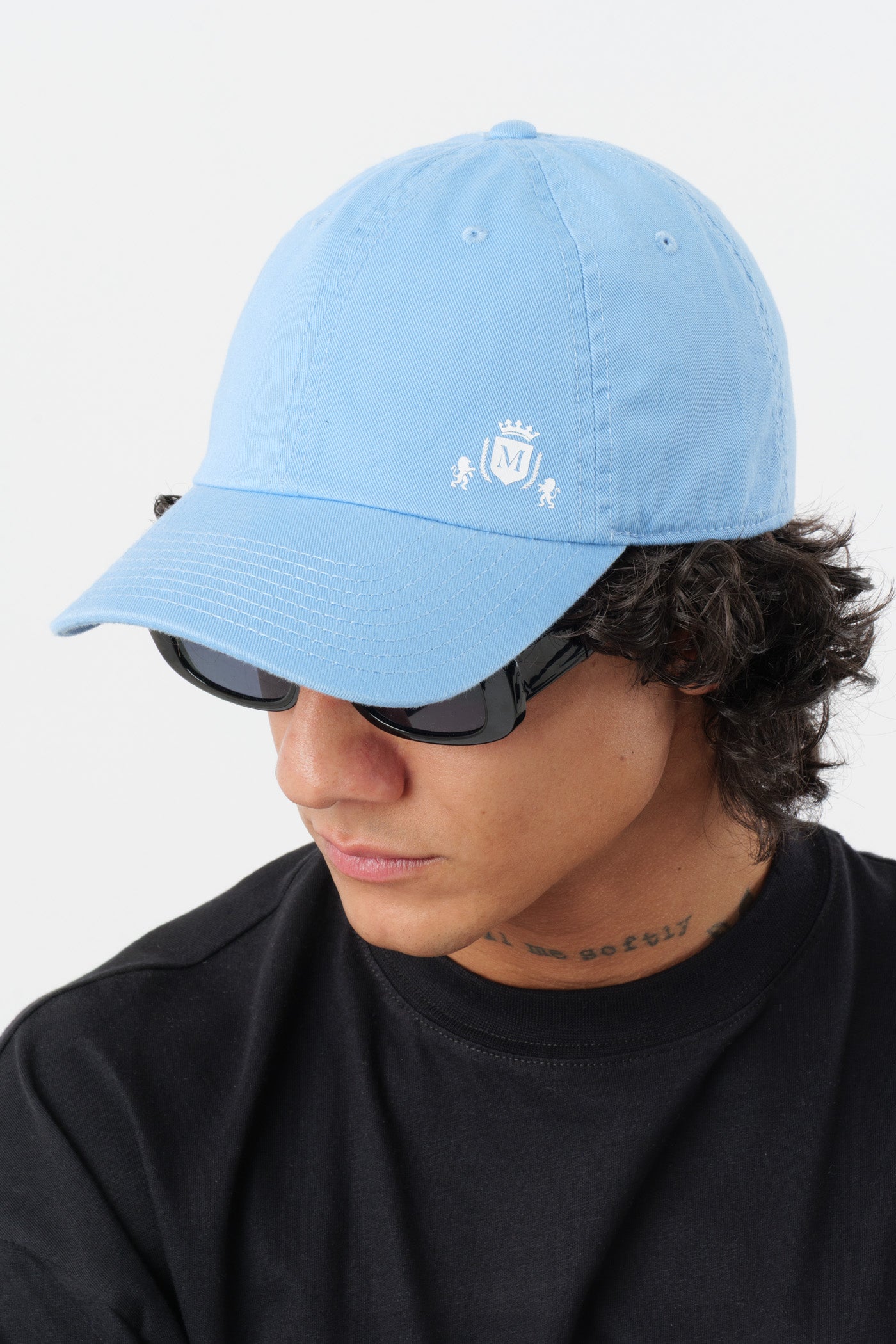 Gorra Azul Claro con Mini-Logo Blanco