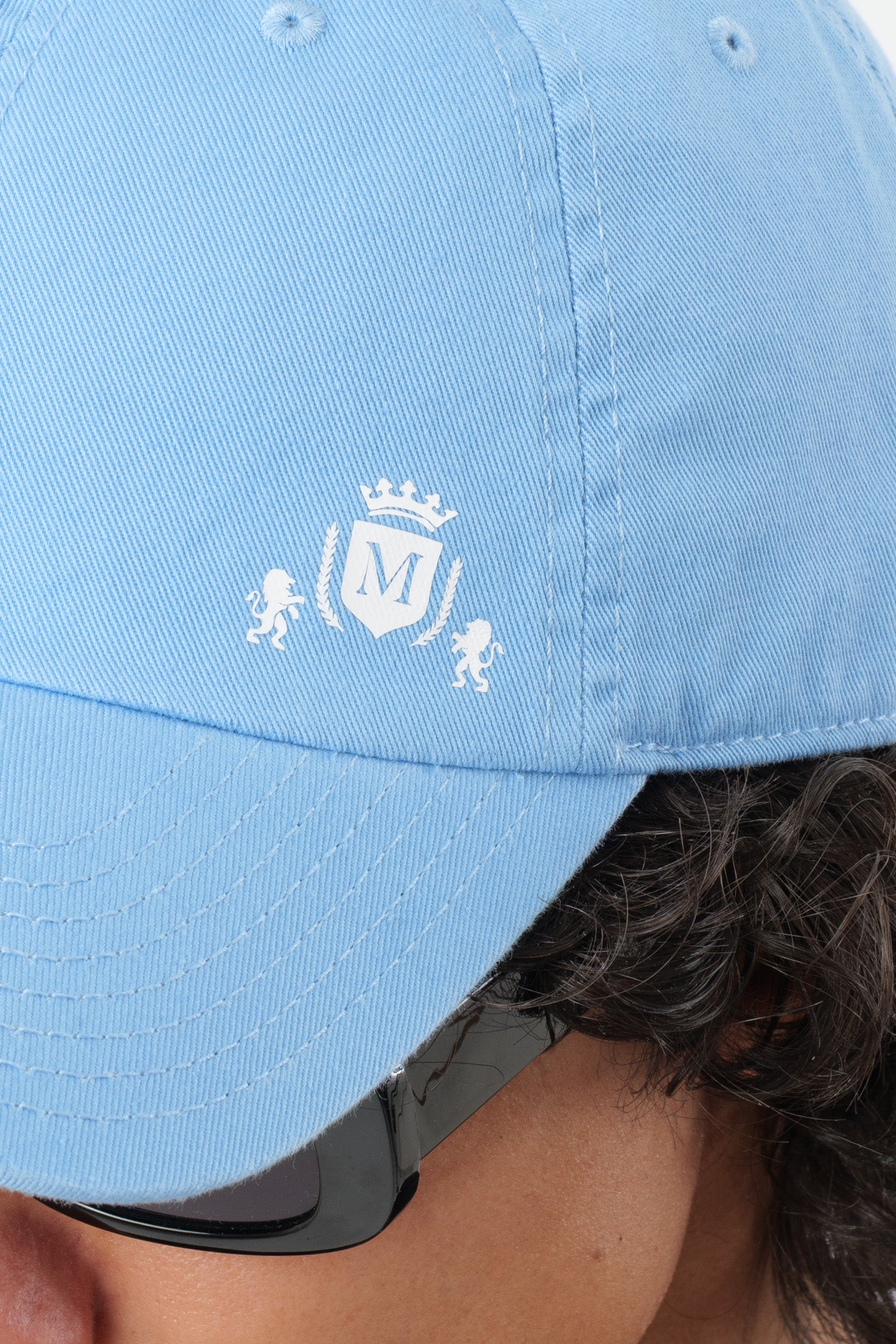 Gorra Azul Claro con Mini-Logo Blanco