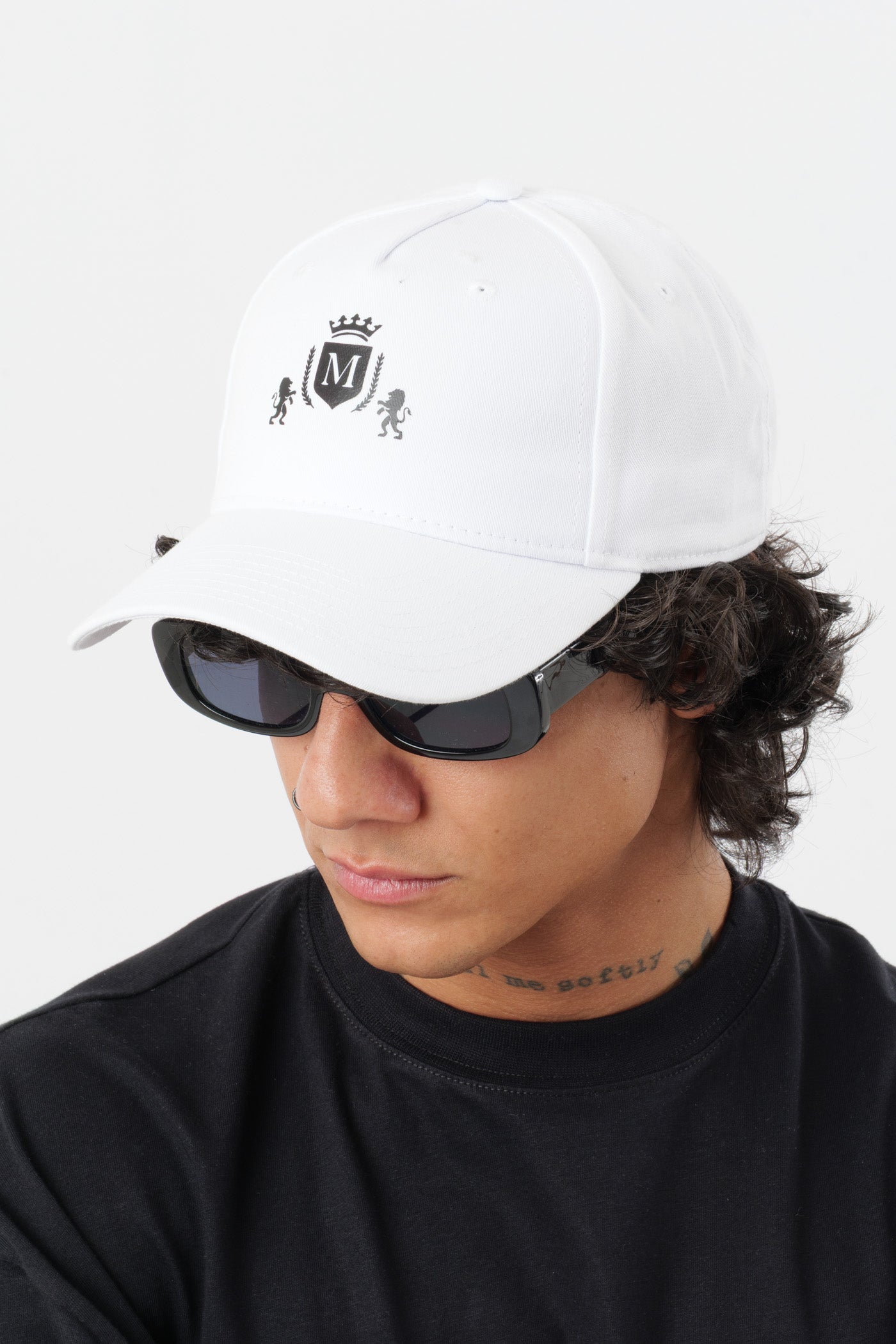 Gorra Blanca con Logo Negro