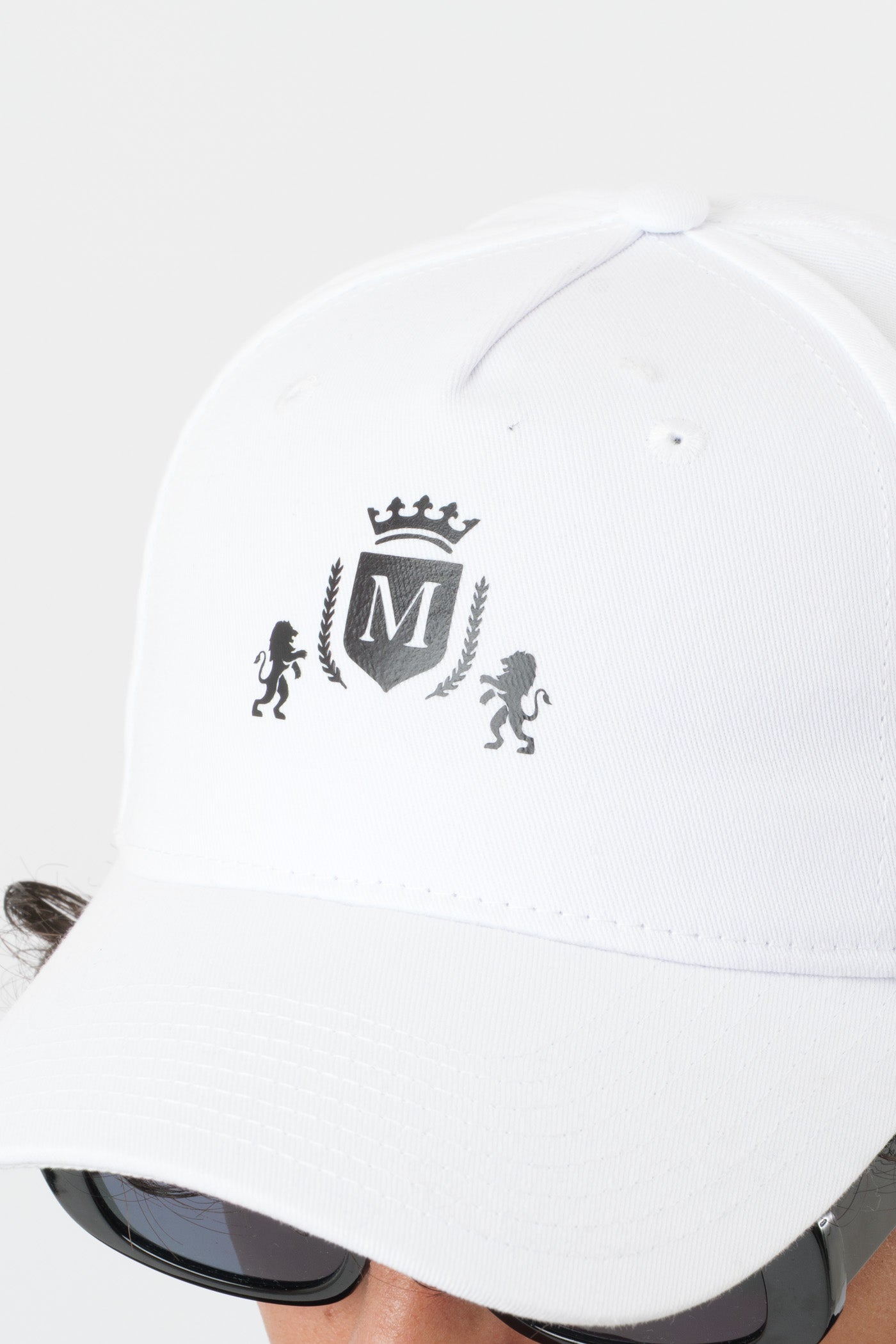 Gorra Blanca con Logo Negro