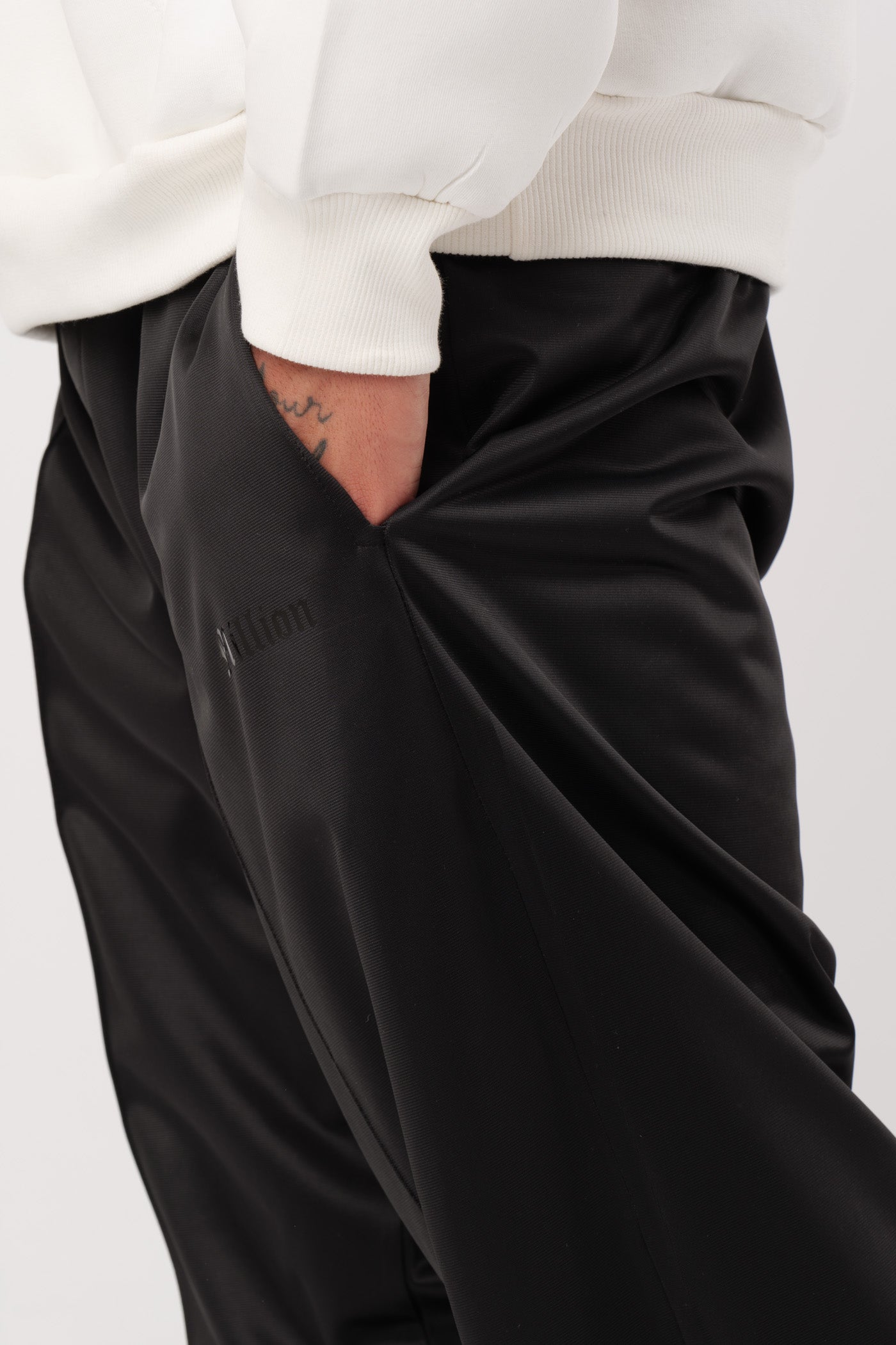 Pantalón de Acetato Negro con Nervios